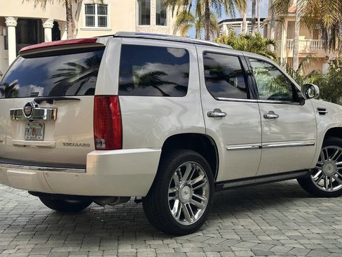Used 2011 Cadillac Escalade Platinum image 5