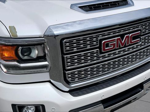 Used 2019 GMC Sierra 2500 Denali w/ Duramax Plus Package AWD/4WD image 30