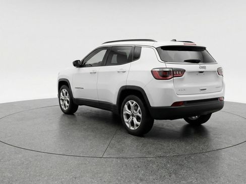 Used 2025 Jeep Compass Latitude AWD/4WD image 6