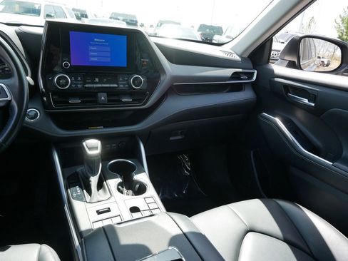 Used 2023 Toyota Highlander XLE AWD/4WD image 14