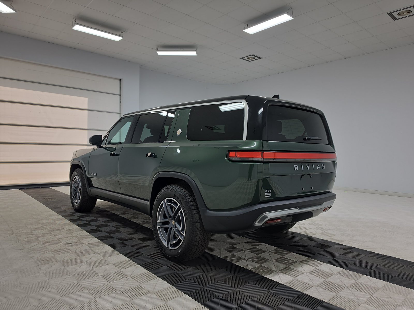 Used 2025 Rivian R1S Adventure Dual AWD/4WD image 3