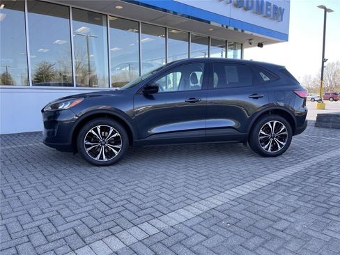 Used 2022 Ford Escape SE w/ SE Sport Appearance Package AWD/4WD image 2