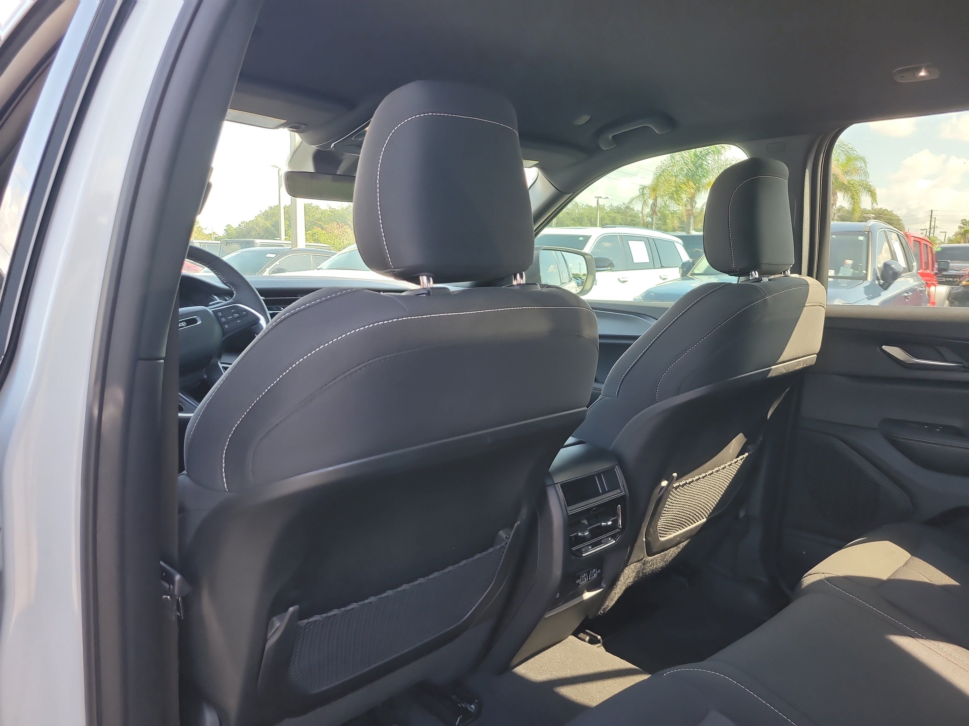 Used 2025 Jeep Grand Cherokee Laredo w/ Luxury Tech Group I RWD image 12