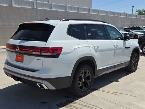 New 2025 Volkswagen Atlas Peak Edition SE image 11