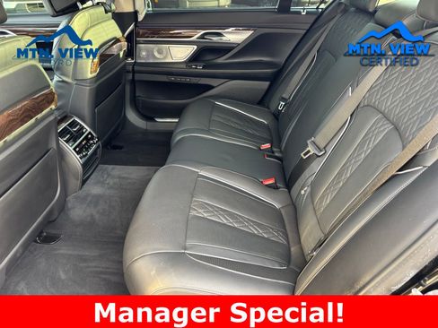 Used 2022 BMW 750i xDrive w/ Luxury Rear Seating Package image 19