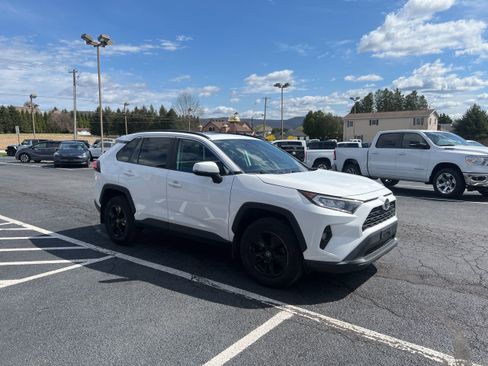 Used 2020 Toyota RAV4 XLE w/ Convenience Package image 8