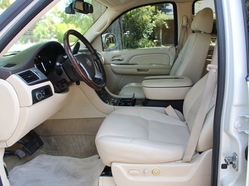 Used 2007 Cadillac Escalade AWD w/ Information Package image 9