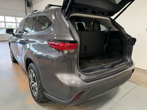 Used 2022 Toyota Highlander XLE AWD/4WD image 4