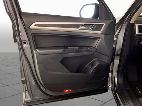 Used 2018 Volkswagen Atlas SE w/ R-Line Package FWD image 21