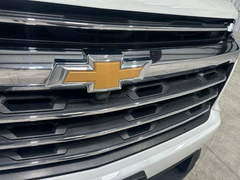 Used 2025 Chevrolet Traverse LT FWD image 9