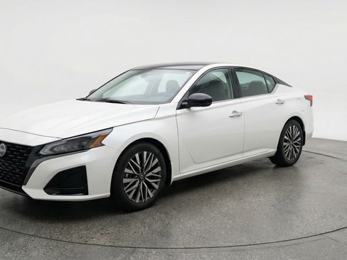 Used 2025 Nissan Altima 2.5 SV image 3