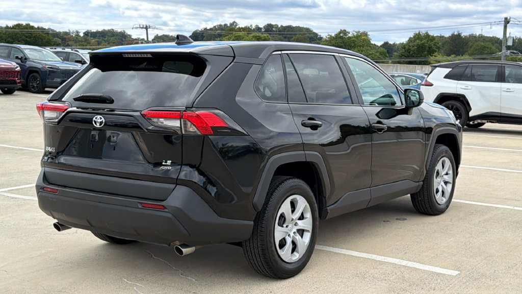 Used 2024 Toyota RAV4 LE AWD/4WD image 4