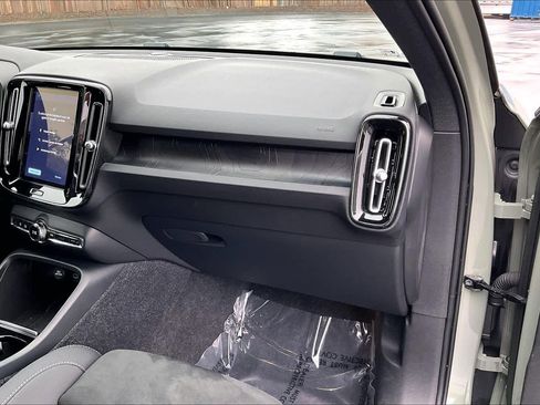 Used 2023 Volvo XC40 Recharge Ultimate image 19