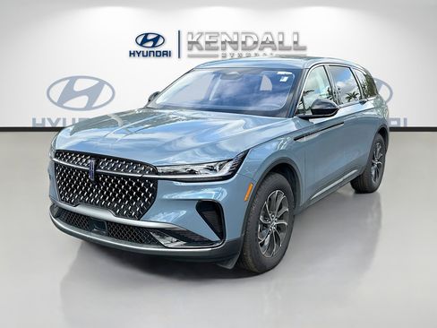 Used 2025 Lincoln Nautilus Premier image 3