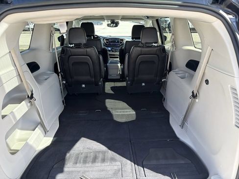 Used 2024 Chrysler Pacifica Touring-L FWD image 10