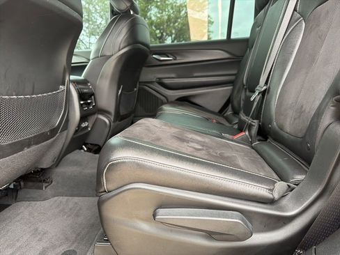 Used 2023 Jeep Grand Cherokee L Laredo image 12