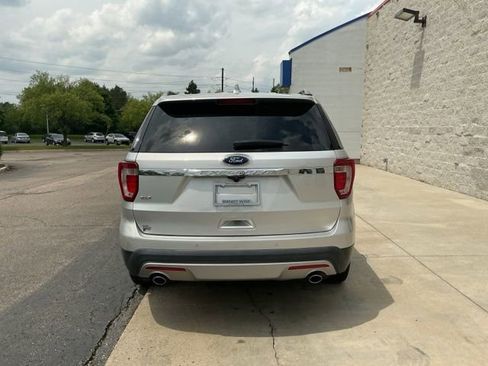 Used 2017 Ford Explorer XLT w/ Equipment Group 201A FWD image 9