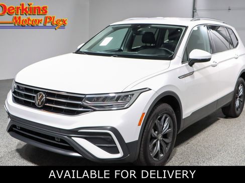 Used 2024 Volkswagen Tiguan SE image 1