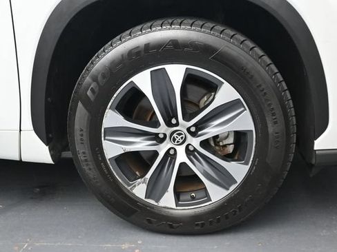 Used 2023 Toyota Highlander XLE FWD image 36