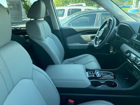 Used 2025 Honda Pilot Touring image 3