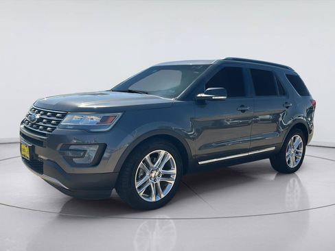 Used 2017 Ford Explorer XLT w/ Equipment Group 202A FWD image 3