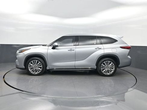Used 2023 Toyota Highlander Platinum FWD image 2