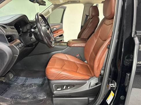 Used 2020 Cadillac Escalade Luxury w/ Escalade Sport Edition AWD/4WD image 17