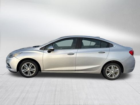 Used 2017 Chevrolet Cruze LT image 4