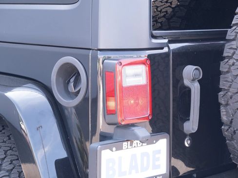 Used 2018 Jeep Wrangler Unlimited Sahara AWD/4WD image 18