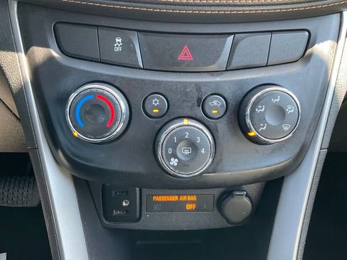 Used 2018 Chevrolet Trax LT w/ LT Convenience Package FWD image 13