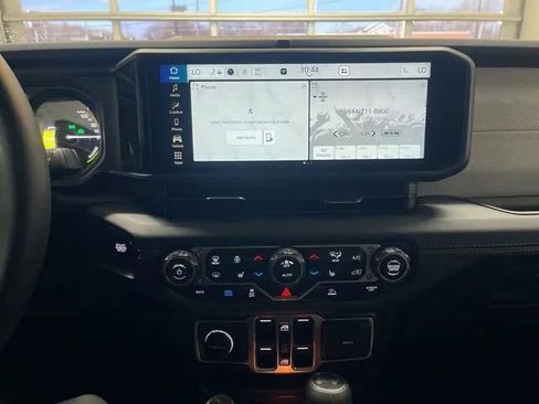 Used 2025 Jeep Wrangler Unlimited Sahara image 25