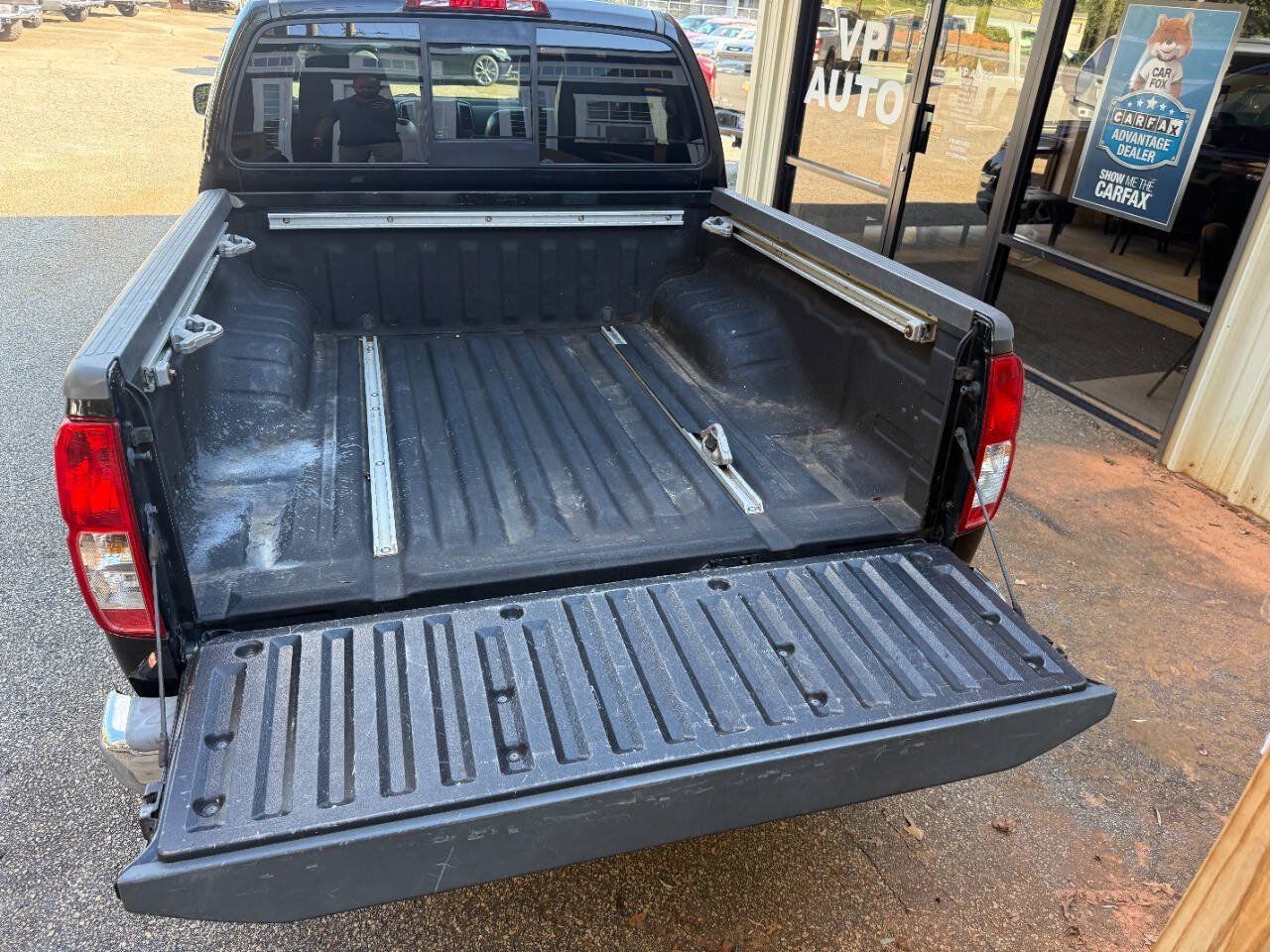 Used 2015 Nissan Frontier SL w/ Moonroof Package RWD image 9