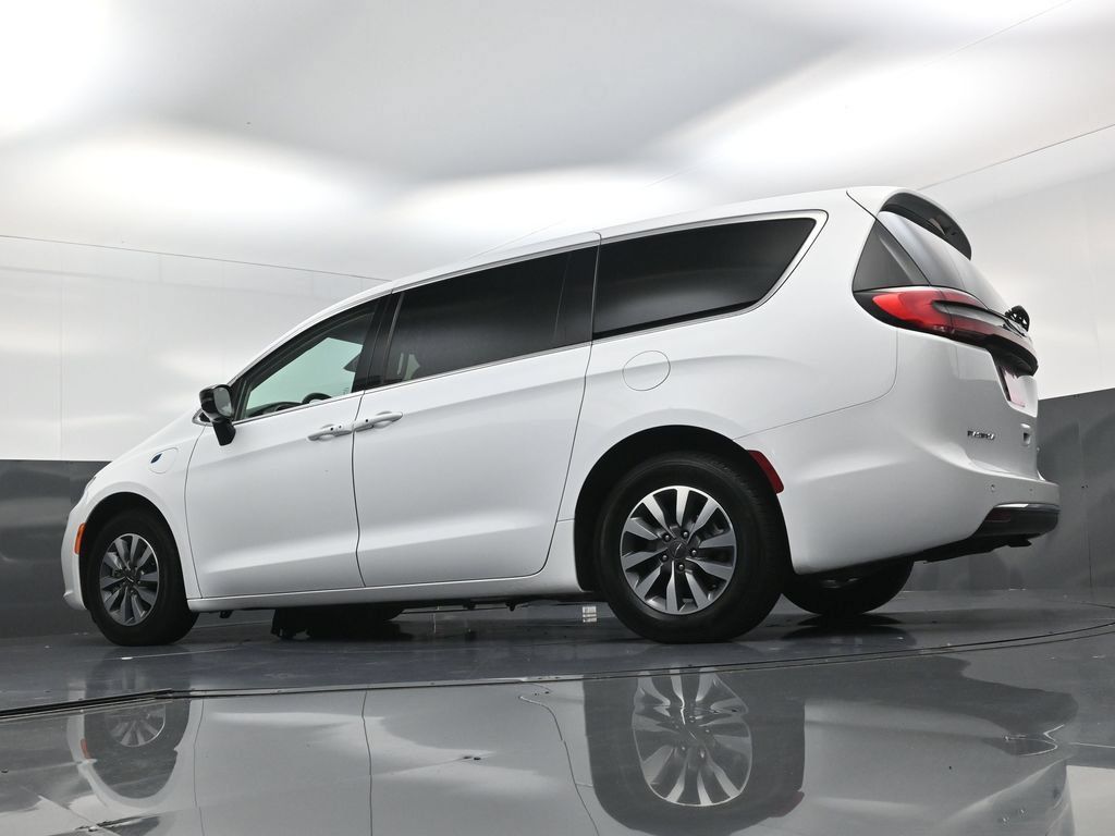 Used 2024 Chrysler Pacifica Limited FWD image 16