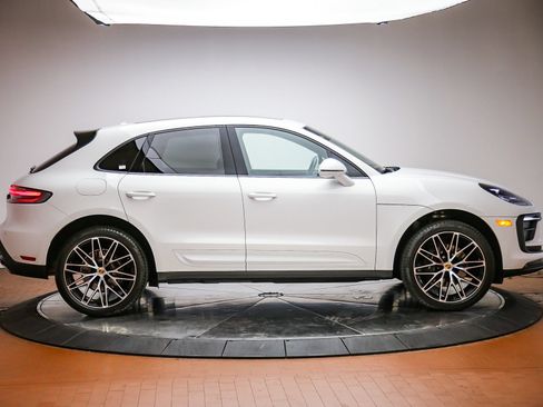 Certified 2025 Porsche Macan AWD/4WD image 8