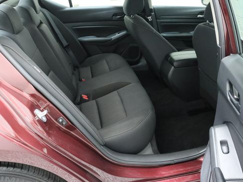 Used 2025 Nissan Altima 2.5 SV FWD image 33