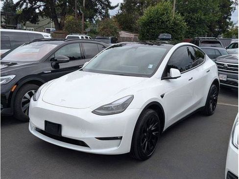 Used 2023 Tesla Model Y Long Range AWD/4WD image 38