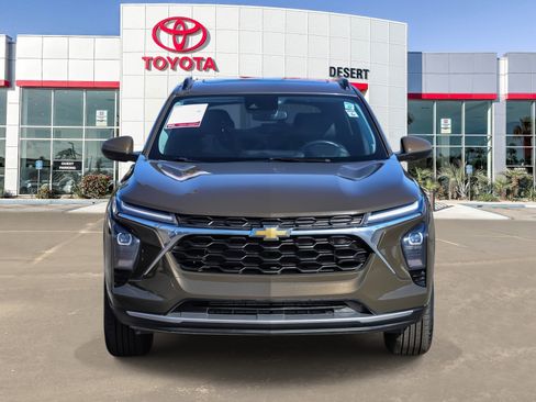 Used 2024 Chevrolet Trax LT w/ Sunroof Package image 2