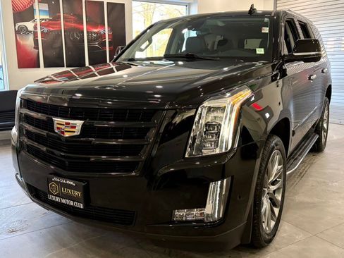 Used 2020 Cadillac Escalade Luxury w/ Escalade Sport Edition image 3