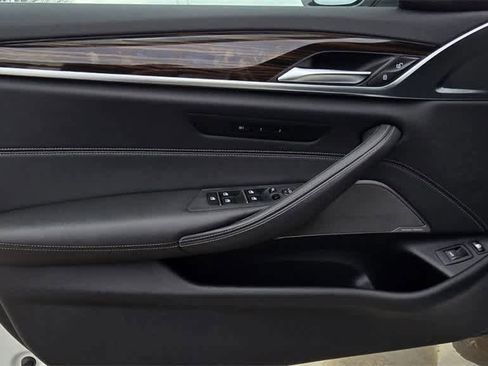 Used 2022 BMW 530e w/ Premium Package image 16