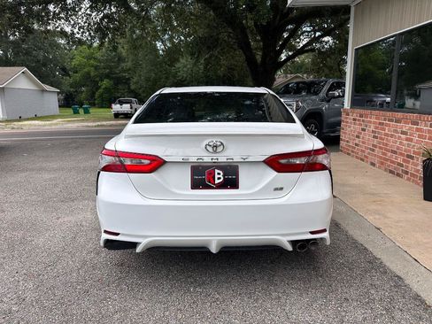 Used 2018 Toyota Camry SE FWD image 7