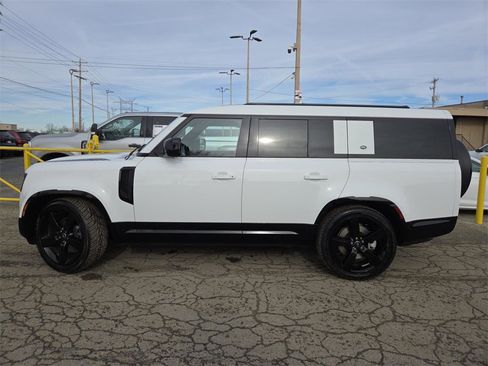 Used 2024 Land Rover Defender 130 X-Dynamic SE image 11