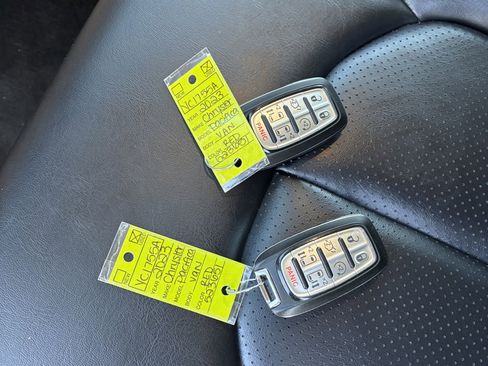 Used 2023 Chrysler Pacifica Touring-L image 24