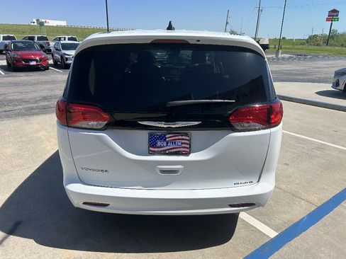 Used 2023 Chrysler Voyager LX FWD image 4