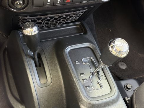 Used 2018 Jeep Wrangler Unlimited Sahara AWD/4WD image 23