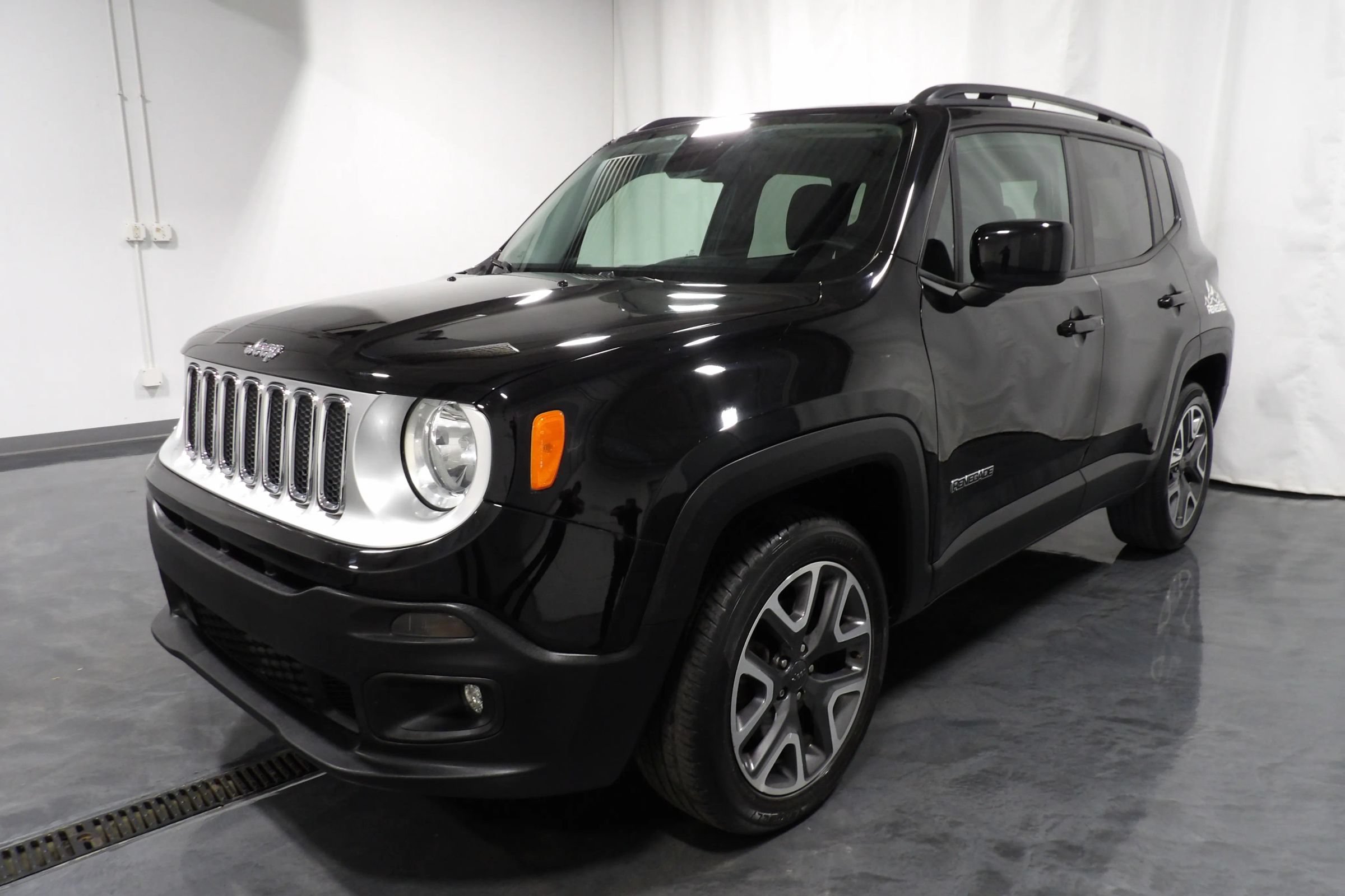 Used 2017 Jeep Renegade Latitude w/ Cold Weather Group AWD/4WD image 3