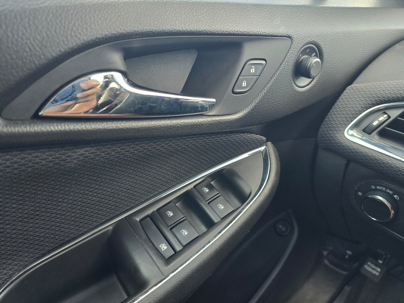 Used 2018 Chevrolet Cruze LS FWD image 25