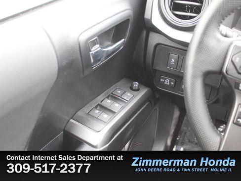 Used 2022 Toyota Tacoma TRD Off-Road image 12