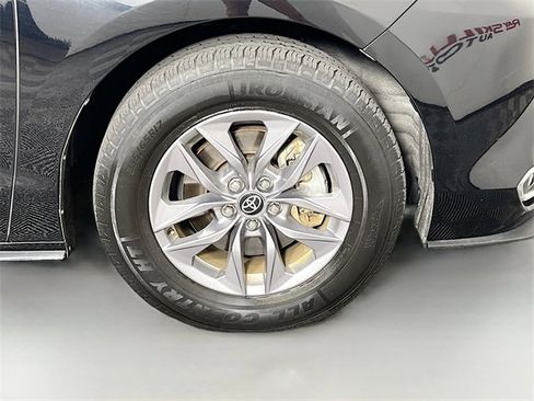 Used 2024 Toyota Sienna XLE image 39