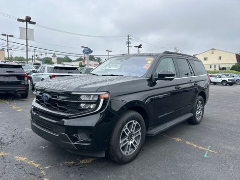 Used 2025 Ford Expedition Active RWD image 2
