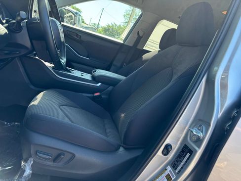 Used 2025 Toyota Highlander LE FWD image 29